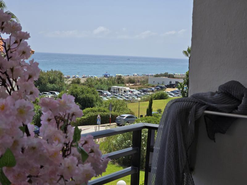 Foto 06d5aea3-0214-4cd9-aed4-d7d8c71eeb96. Apartamento fantástico apartamento de 2 dormitorios en primera línea de playa en la urbanización aldea beach, , muy cerca del puerto en Manilva