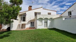 Casa aparellada a Bahía Dorada. Encantadora casa pareada en primera línea de playa, bahia dorada