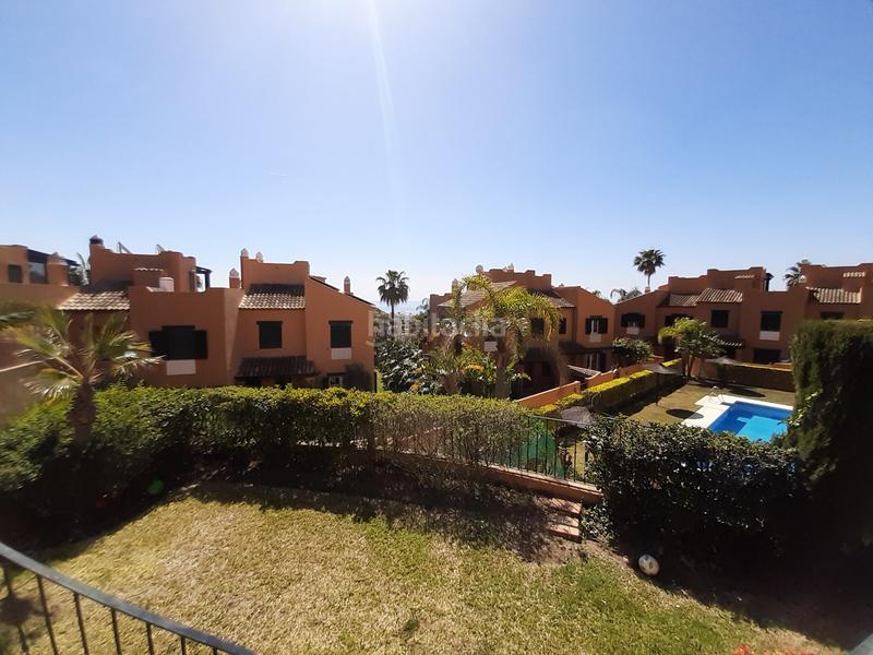 Foto 6cfe8a54-4ff7-41ab-b3d4-4914e30b153c. Lloguer casa adossada amb aparcament piscina a Guadalobón Estepona