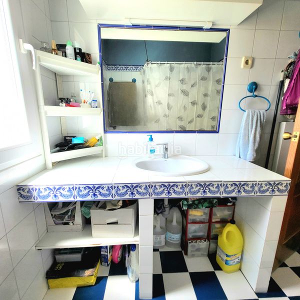 Foto ade72c5f-de66-4c45-88fb-e1b43d546f44. Casa aparellada amb aparcament a Manilva pueblo Manilva