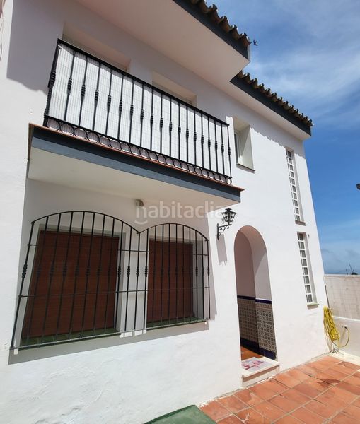 Foto b564b3c1-f9bc-4f63-b99c-de5416857036. Casa aparellada amb aparcament a Manilva pueblo Manilva