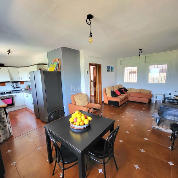 Foto bde06c60-02cb-458e-9c49-c4b2ab86855b. Casa aparellada amb aparcament a Manilva pueblo Manilva