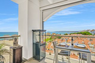 Penthouse in Puerto de Estepona. Impresionante ático de 3 dormitorios con vistas espectaculares a