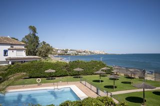 Apartament a Guadalobón. Amplio apartamento renovado en primera línea de playa en bahía d