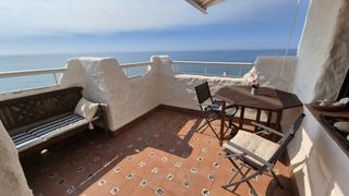 Apartament a Guadalobón. Impresionante apartamento en primera línea de playa con 4 terraz