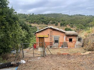 Terreny residencial a Altos de Estepona. Parcela rústica con pozo, arboles frutales y casa para reformar