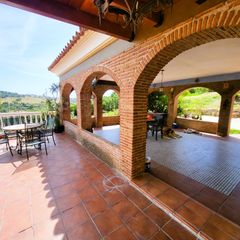 Casa a Valle Romano Golf. Villa con dos apartamentos independientes, gran parcela y piscin
