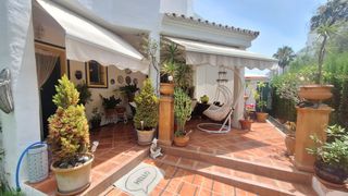 Casa adossada a Bel - Air. Casa adosada de 2 plantas con 2 jardines privados, 2 porches, 3