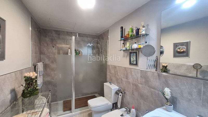 Foto 05e71721-f244-4d25-91ee-9195e3412930. Casa adosada  de 2 plantas con 2 jardines privados y 2 porches en urbanización cerrada con piscina y jardines en Estepona