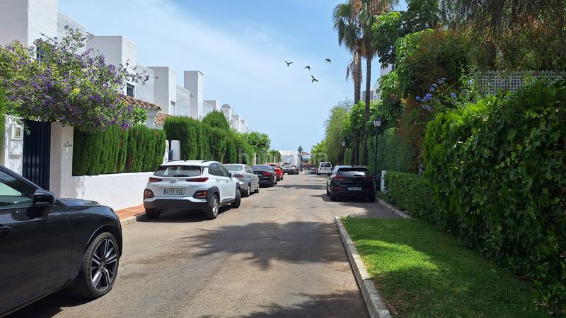 Foto 0ad326c5-496b-4edc-862b-7de8fca196d1. Casa adosada  de 2 plantas con 2 jardines privados y 2 porches en urbanización cerrada con piscina y jardines en Estepona