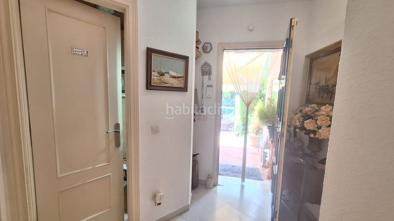 Foto 12016d79-f4cc-4960-bb3d-a834288ece5d. Casa adosada  de 2 plantas con 2 jardines privados y 2 porches en urbanización cerrada con piscina y jardines en Estepona