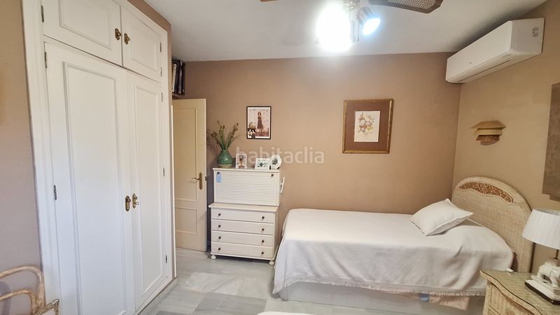 Foto 18c57f47-4238-4282-bb33-1a7d08439b9c. Casa adosada  de 2 plantas con 2 jardines privados y 2 porches en urbanización cerrada con piscina y jardines en Estepona