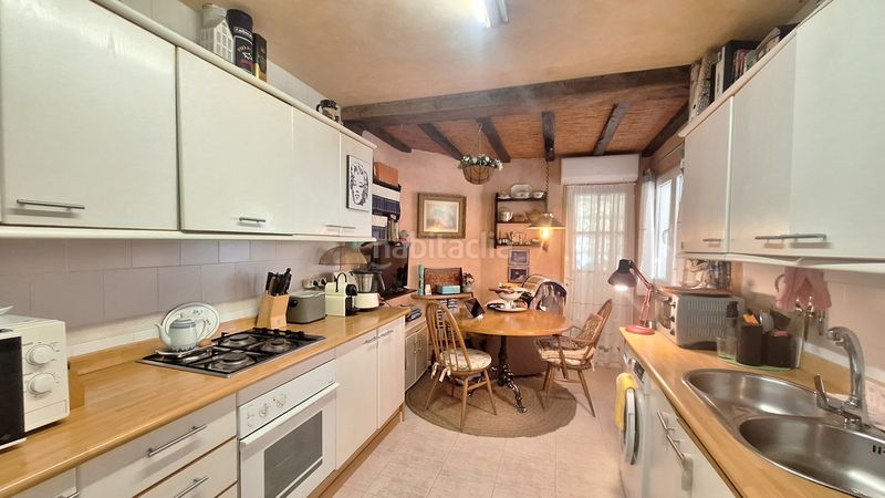 Foto 19d80633-eb19-4ba7-84fa-1ae8ed542ee6. Casa adosada  de 2 plantas con 2 jardines privados y 2 porches en urbanización cerrada con piscina y jardines en Estepona
