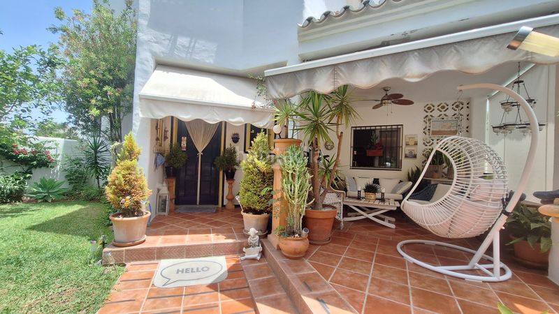 Foto 1f2d97fe-497e-4d42-95a1-fe04ee190ae7. Casa adosada  de 2 plantas con 2 jardines privados y 2 porches en urbanización cerrada con piscina y jardines en Estepona