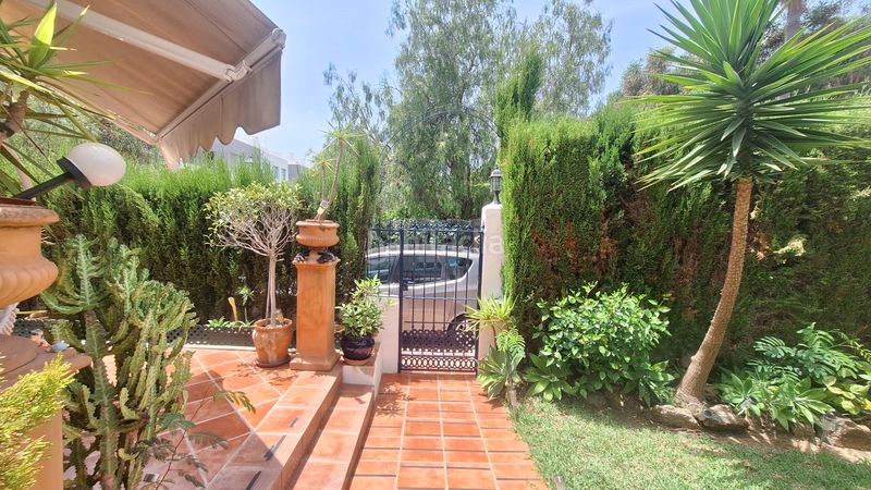 Foto 23a9be99-c013-4b83-8b06-590c6f758a89. Casa adosada  de 2 plantas con 2 jardines privados y 2 porches en urbanización cerrada con piscina y jardines en Estepona