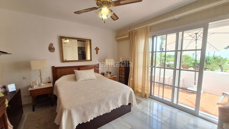 Foto 2a434fd7-4348-49ac-99ee-282d65b1e700. Casa adosada  de 2 plantas con 2 jardines privados y 2 porches en urbanización cerrada con piscina y jardines en Estepona
