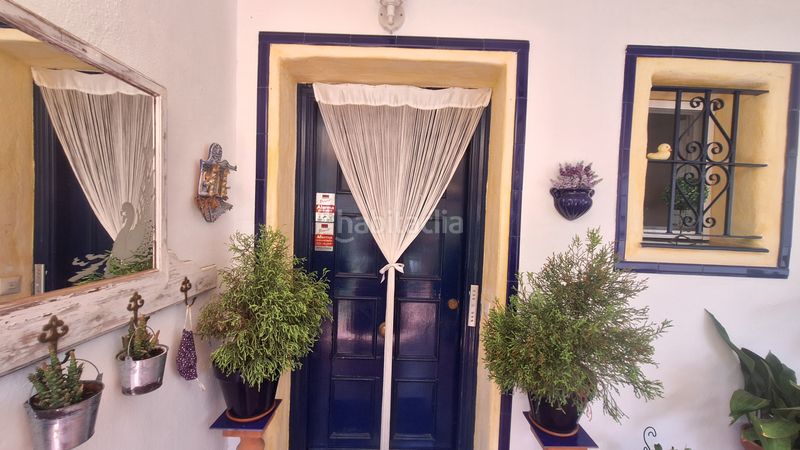 Foto 44e1e5aa-d087-45df-94f9-3222533f2ad9. Casa adosada  de 2 plantas con 2 jardines privados y 2 porches en urbanización cerrada con piscina y jardines en Estepona
