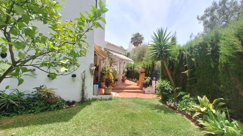 Foto 48935778-4966-4607-9012-1614ddfca35e. Casa adosada  de 2 plantas con 2 jardines privados y 2 porches en urbanización cerrada con piscina y jardines en Estepona