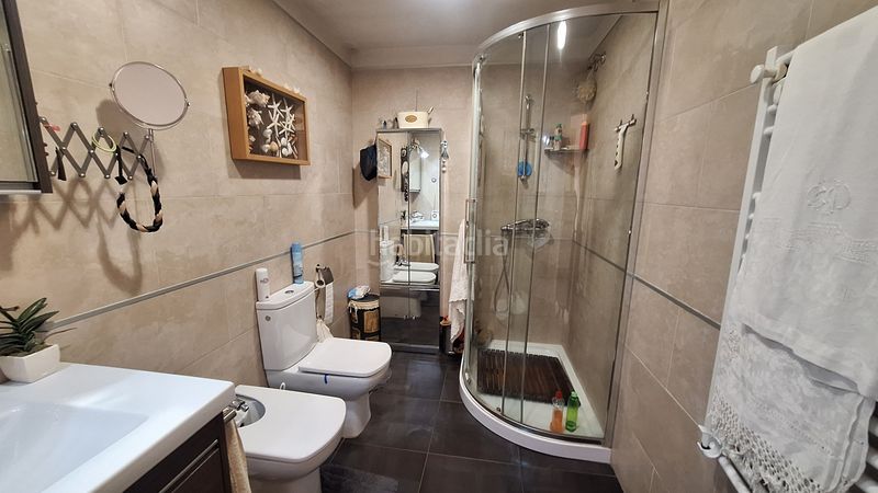 Foto 4d0bc9ff-fb34-4a4d-b96e-605d3a5c2e72. Casa adosada  de 2 plantas con 2 jardines privados y 2 porches en urbanización cerrada con piscina y jardines en Estepona