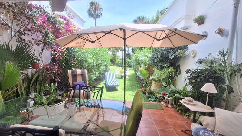 Foto 592f9f82-66a4-4006-8324-1b1f40ec4162. Casa adosada  de 2 plantas con 2 jardines privados y 2 porches en urbanización cerrada con piscina y jardines en Estepona
