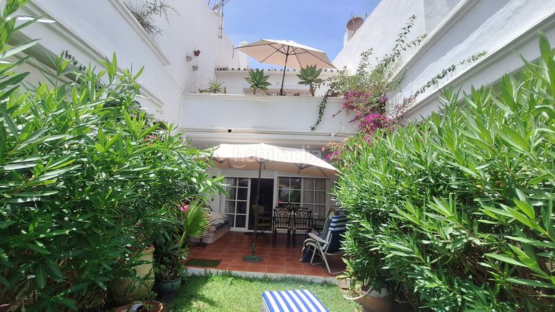 Foto 691e8a3e-16a9-4e13-8027-47e0a4c60fcb. Casa adosada  de 2 plantas con 2 jardines privados y 2 porches en urbanización cerrada con piscina y jardines en Estepona