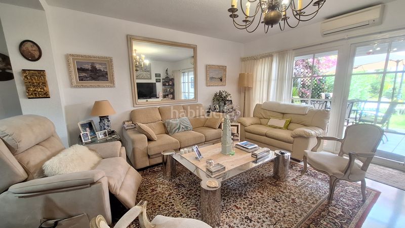 Foto 76bb7bf7-e159-4b39-8181-4cee2156bfa1. Casa adosada  de 2 plantas con 2 jardines privados y 2 porches en urbanización cerrada con piscina y jardines en Estepona