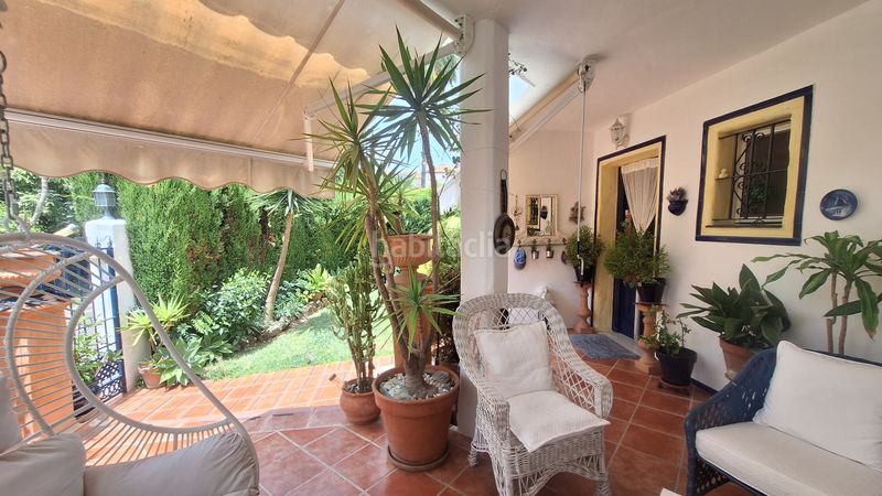 Foto 80842fc7-022a-4e93-915c-7e8e2ab58307. Casa adosada  de 2 plantas con 2 jardines privados y 2 porches en urbanización cerrada con piscina y jardines en Estepona