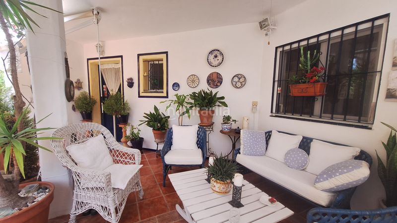 Foto 87a7994a-7856-4778-b3ce-aa6670afb557. Casa adosada  de 2 plantas con 2 jardines privados y 2 porches en urbanización cerrada con piscina y jardines en Estepona