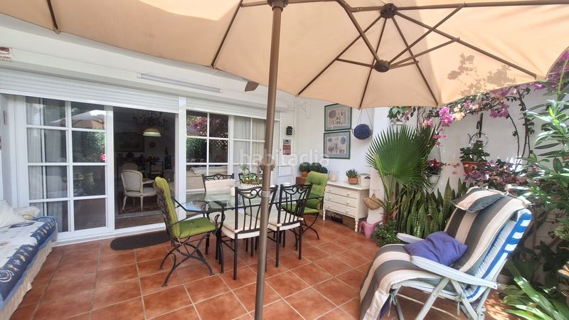 Foto 92413ca6-d8f4-46ae-a998-3f7d1dd7b532. Casa adosada  de 2 plantas con 2 jardines privados y 2 porches en urbanización cerrada con piscina y jardines en Estepona