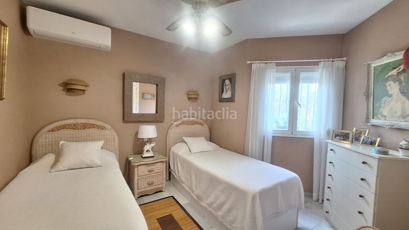 Foto 9ef0b751-de7f-4f8d-ae10-b0236b69ea37. Casa adosada  de 2 plantas con 2 jardines privados y 2 porches en urbanización cerrada con piscina y jardines en Estepona