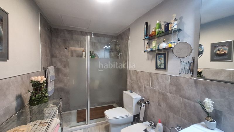 Foto a0ce0d09-3cb9-4258-a309-01d0925ce536. Casa adosada  de 2 plantas con 2 jardines privados y 2 porches en urbanización cerrada con piscina y jardines en Estepona