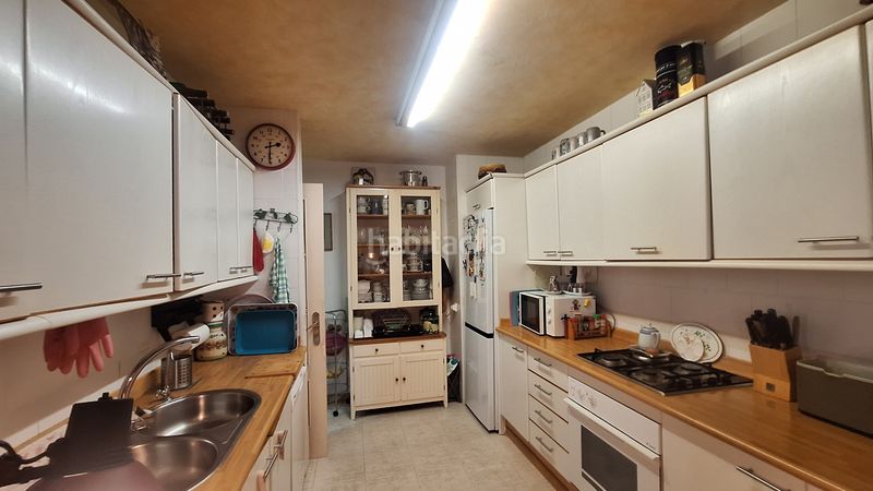 Foto a2455431-d827-4957-9b3d-f249f3236d4d. Casa adosada  de 2 plantas con 2 jardines privados y 2 porches en urbanización cerrada con piscina y jardines en Estepona