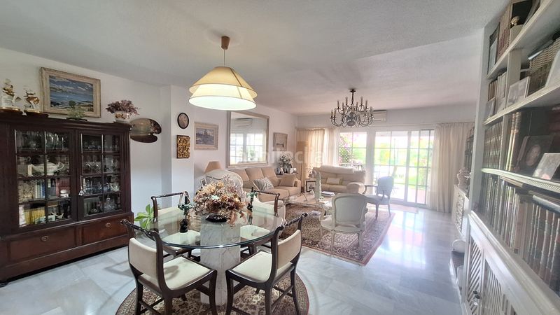 Foto a89e16ad-e52e-4f23-8bd3-8360a4693434. Casa adosada  de 2 plantas con 2 jardines privados y 2 porches en urbanización cerrada con piscina y jardines en Estepona