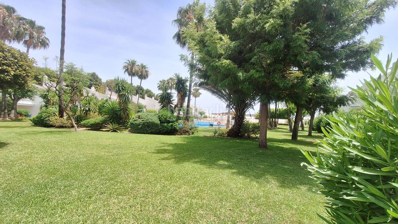 Foto b01231d0-aadf-4960-82a7-56b82322df73. Casa adosada  de 2 plantas con 2 jardines privados y 2 porches en urbanización cerrada con piscina y jardines en Estepona