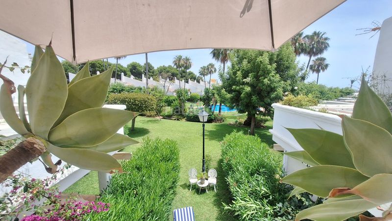 Foto b279e6a3-d906-46dd-a7e0-791103e0b58c. Casa adosada  de 2 plantas con 2 jardines privados y 2 porches en urbanización cerrada con piscina y jardines en Estepona