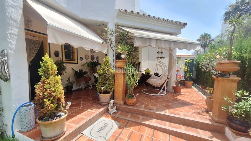Foto cbf672b5-23f3-41aa-9638-847d127dfe9e. Casa adosada  de 2 plantas con 2 jardines privados y 2 porches en urbanización cerrada con piscina y jardines en Estepona