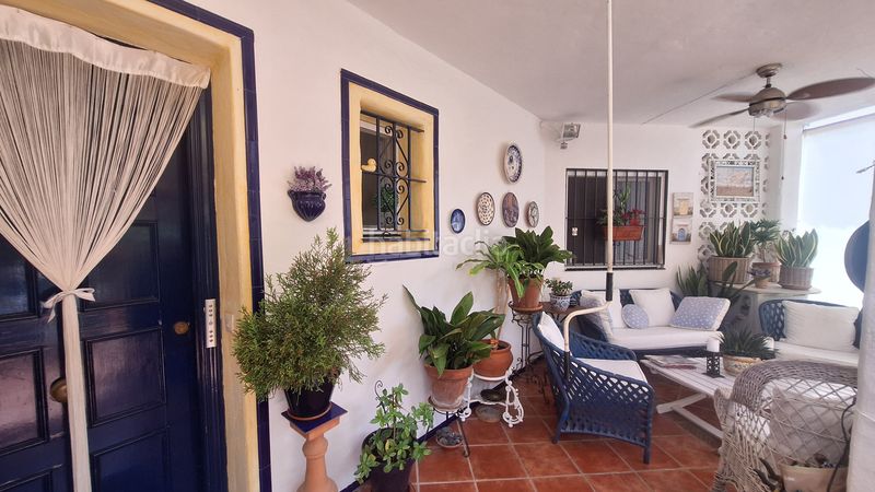 Foto d02de540-182d-48bd-9910-c9865a4fbd89. Casa adosada  de 2 plantas con 2 jardines privados y 2 porches en urbanización cerrada con piscina y jardines en Estepona