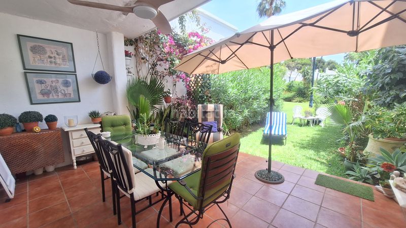 Foto db29985d-648c-4944-8e7a-ed89cf6c6f3b. Casa adosada  de 2 plantas con 2 jardines privados y 2 porches en urbanización cerrada con piscina y jardines en Estepona