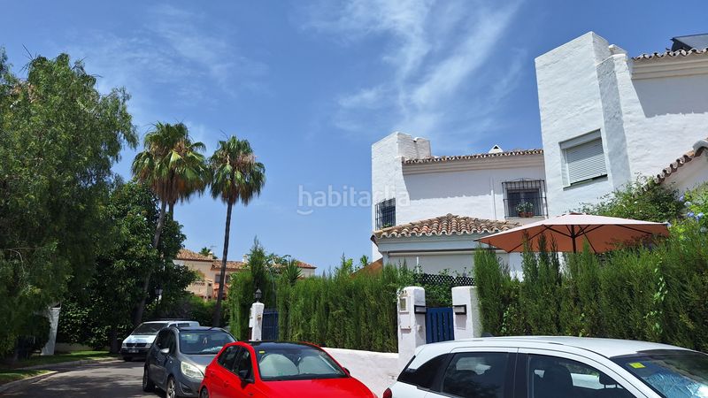 Foto ddec8ce2-6352-48a5-ac12-b004dbcf1fdf. Casa adosada  de 2 plantas con 2 jardines privados y 2 porches en urbanización cerrada con piscina y jardines en Estepona