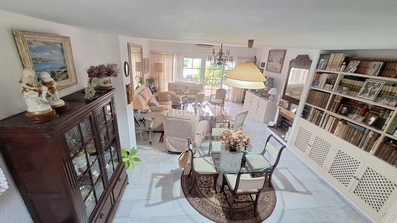 Foto e367ef93-a7b1-4236-8a99-0ab47e5b2f1d. Casa adosada  de 2 plantas con 2 jardines privados y 2 porches en urbanización cerrada con piscina y jardines en Estepona