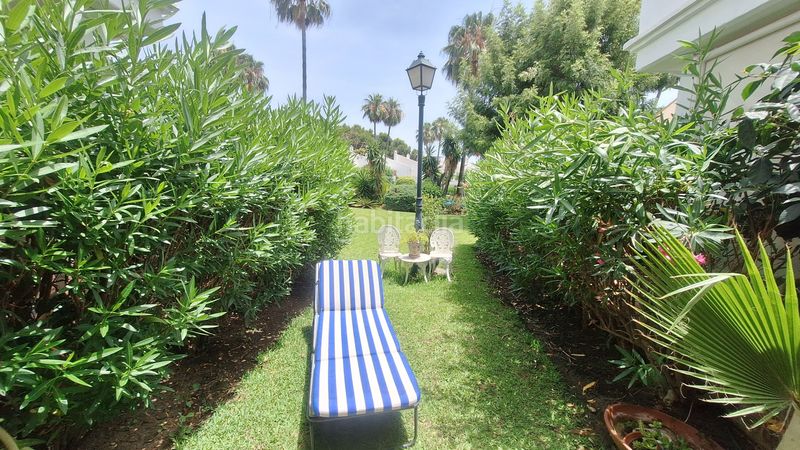 Foto eb50f54d-1092-4231-b540-78f7f6d9c85f. Casa adosada  de 2 plantas con 2 jardines privados y 2 porches en urbanización cerrada con piscina y jardines en Estepona