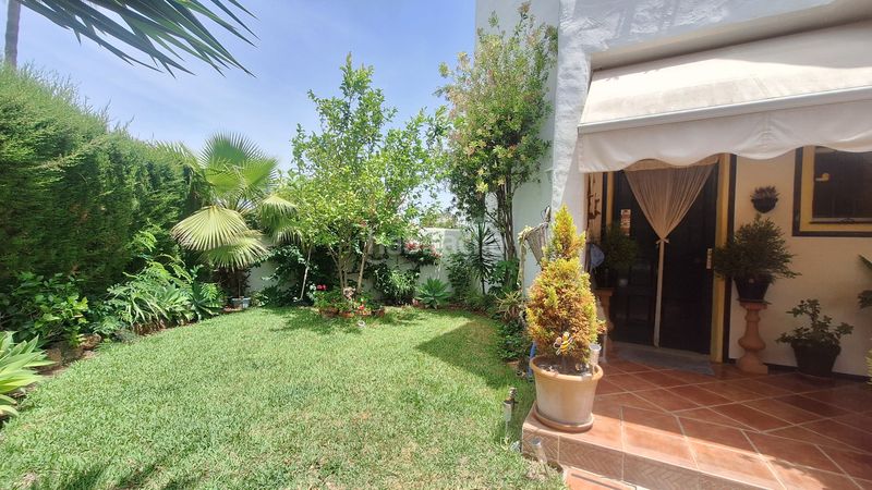 Foto f4686759-a4b8-45ce-a875-c1e879c468de. Casa adosada  de 2 plantas con 2 jardines privados y 2 porches en urbanización cerrada con piscina y jardines en Estepona