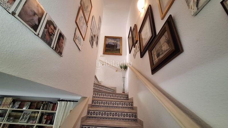 Foto f50f417d-584e-4df9-bf9d-b731f7cc4c03. Casa adosada  de 2 plantas con 2 jardines privados y 2 porches en urbanización cerrada con piscina y jardines en Estepona