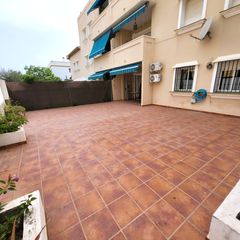 Ground floor in Zona Calvario. Apartamento de 4 dormitorios en planta baja con jardín pavimenta