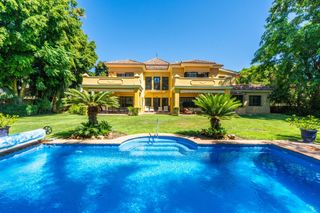 House in Guadalmina Baja. Extraordinaria villa de lujo en venta en zona residencial de cas