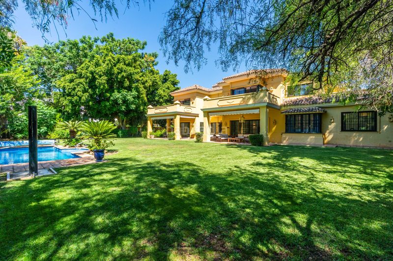 Foto 585421f2-c1fe-4c85-b8ea-880b64f05ef3. Casa amb aparcament piscina a Guadalmina Baja Marbella
