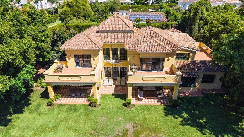 Foto a1c48835-4515-4df2-aaa8-d7157a775a05. Casa amb aparcament piscina a Guadalmina Baja Marbella