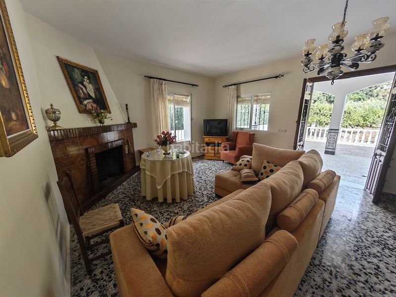 Foto a21c977c-f16f-4be0-9939-7f3149ae1648. Casa amb piscina a El Velerín Estepona