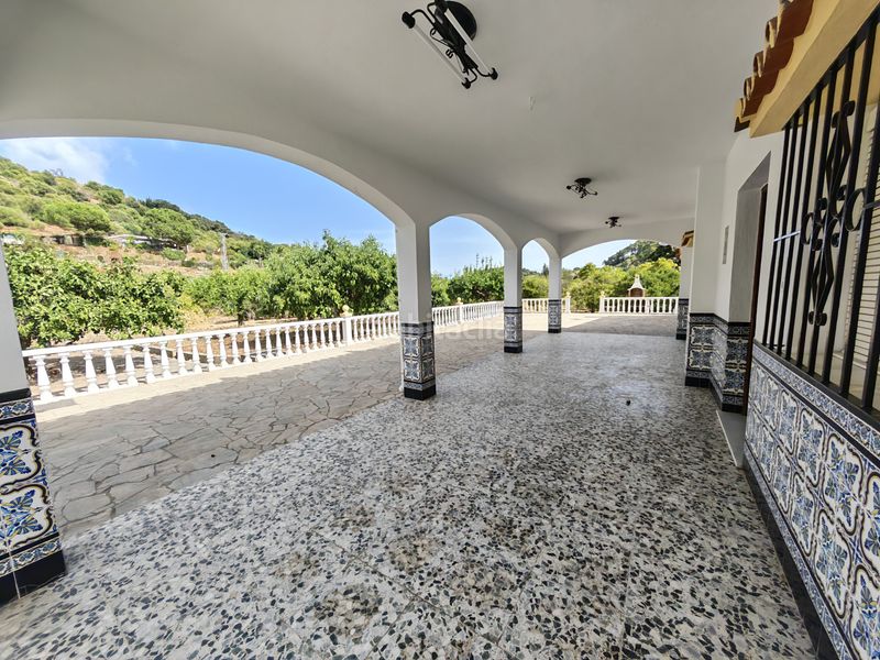 Foto d9a6d9c2-f934-4bf6-8fc9-14f6c85b8a32. Casa amb piscina a El Velerín Estepona