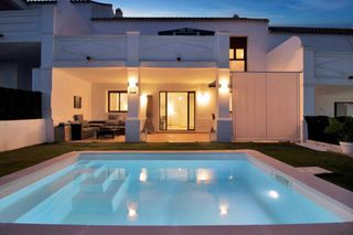 Maison jumelée à Doña Julia Golf. Adosada con jardín y piscina privados en casares costa
